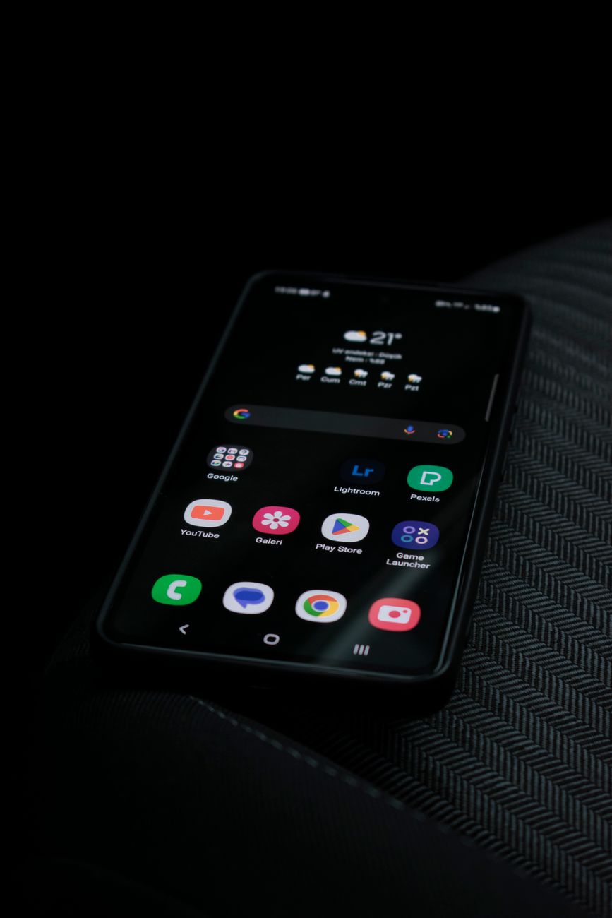The Terror of Letting Your Mom Hold Your Unlocked Phone to Look at Just One Photo